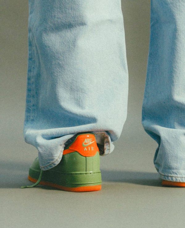 NIKE AIR FORCE 1 LOW PREMIUM ALL PATENT LEATHER IN OIL GREEN