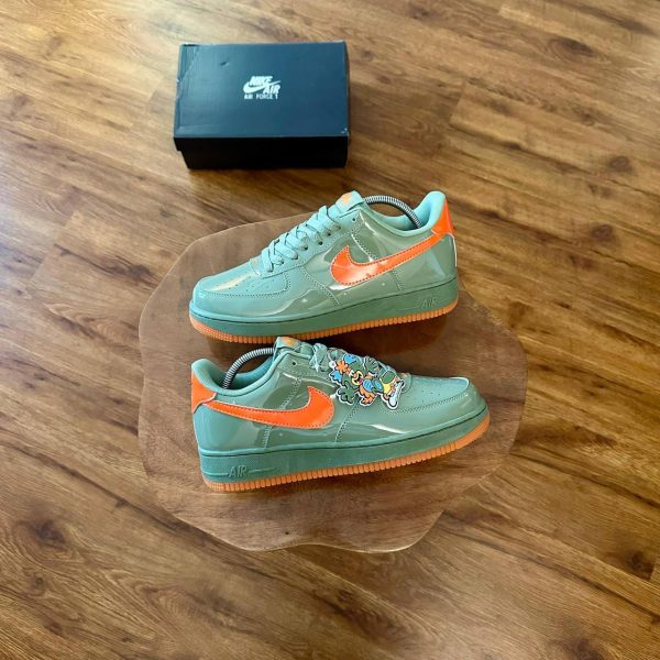 NIKE AIR FORCE 1 LOW PREMIUM ALL PATENT LEATHER IN OIL GREEN
