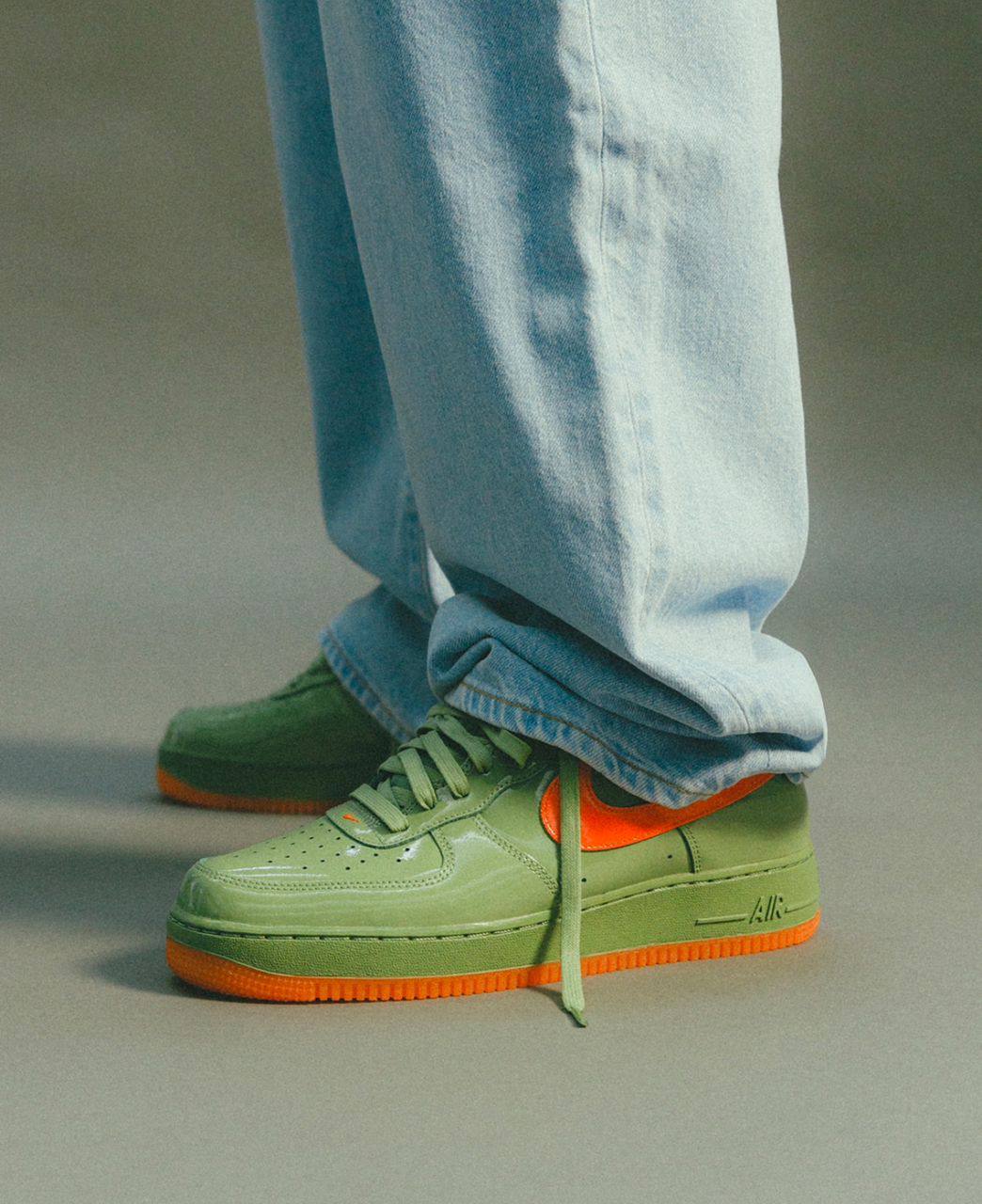 NIKE AIR FORCE 1 LOW PREMIUM ALL PATENT LEATHER IN OIL GREEN