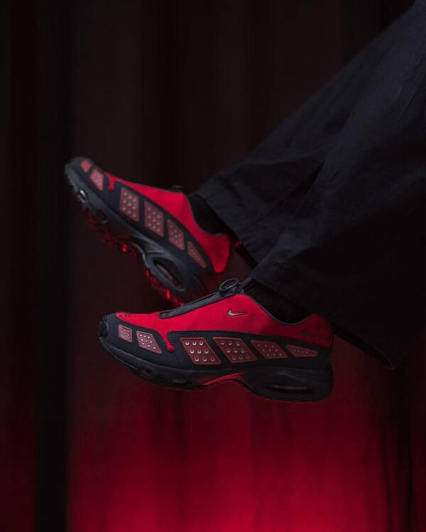 Nike Air Max SNDR GORE-TEX ‘Dark Smoke Grey and Fire Red’