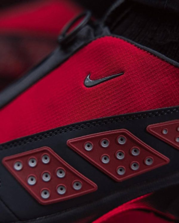 Nike Air Max SNDR GORE-TEX ‘Dark Smoke Grey and Fire Red’