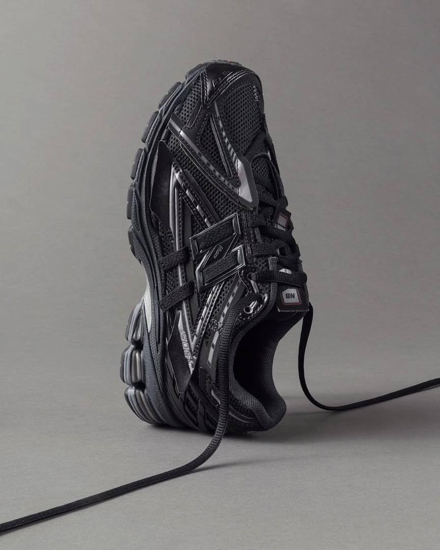 NEW BALANCE 1906A "BLACK METALLIC"