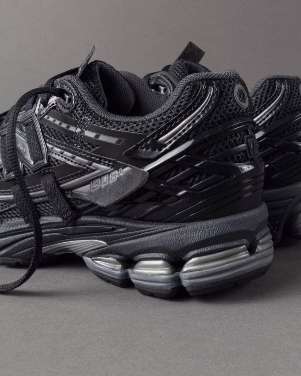 NEW BALANCE 1906A "BLACK METALLIC"