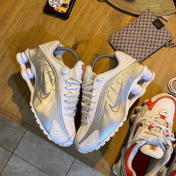 NIKE SHOX R4 “ WHITE METALLIC SILVER”