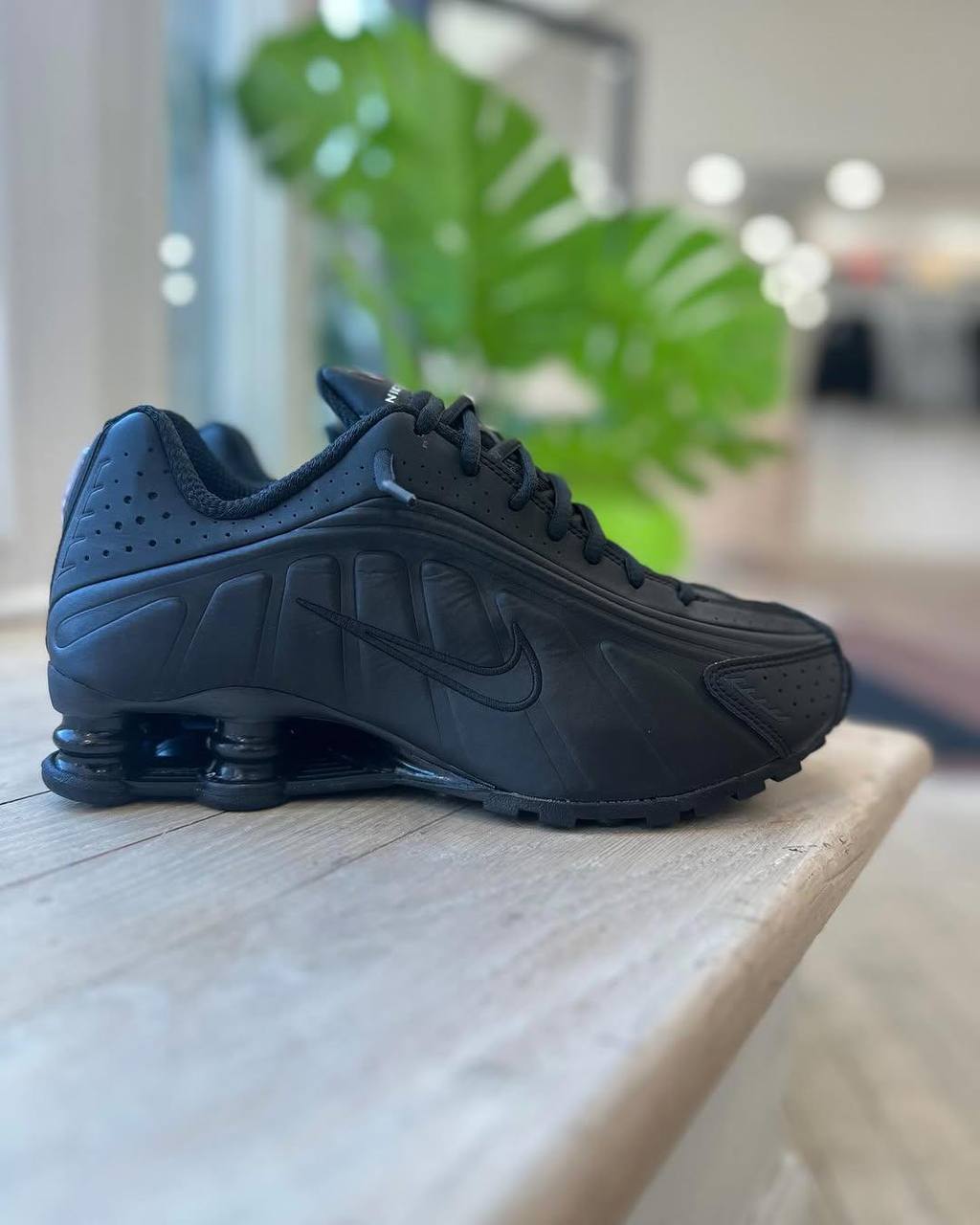 NIKE SHOX R4 “TRIPLE BLACK”