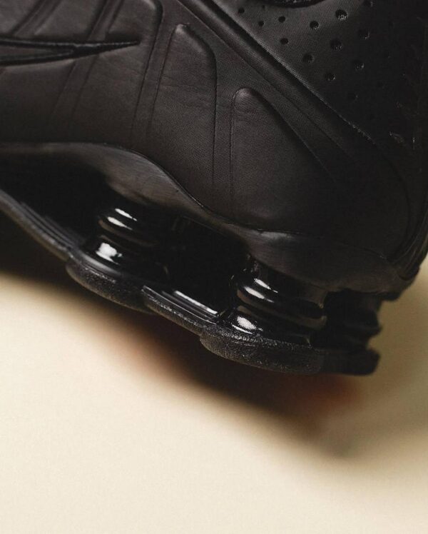NIKE SHOX R4 “TRIPLE BLACK”