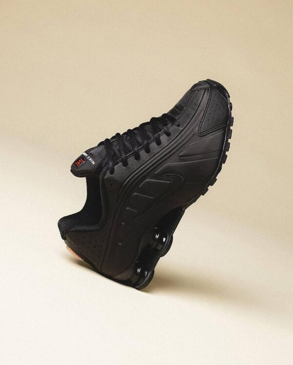 NIKE SHOX R4 “TRIPLE BLACK”