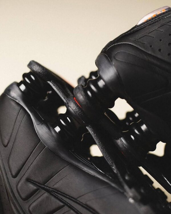 NIKE SHOX R4 “TRIPLE BLACK”