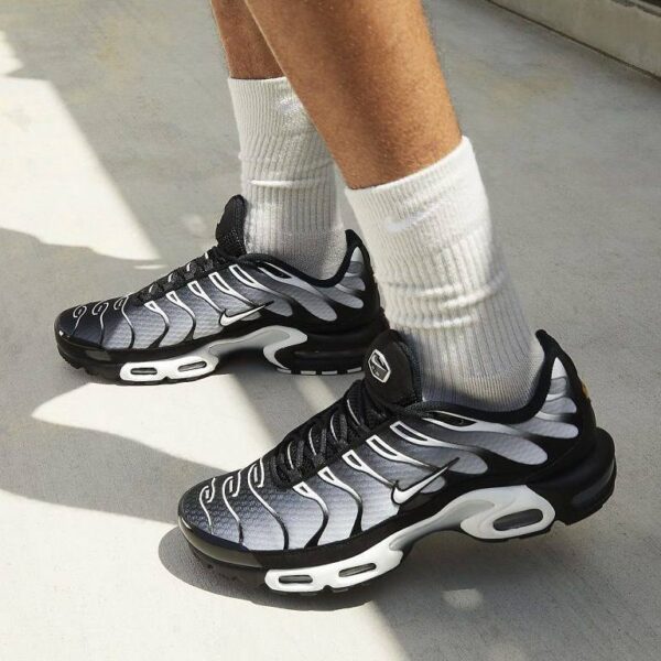 NIKE AIR MAX PLUS PREMIUM WHITE Metallic Silver Sneakers