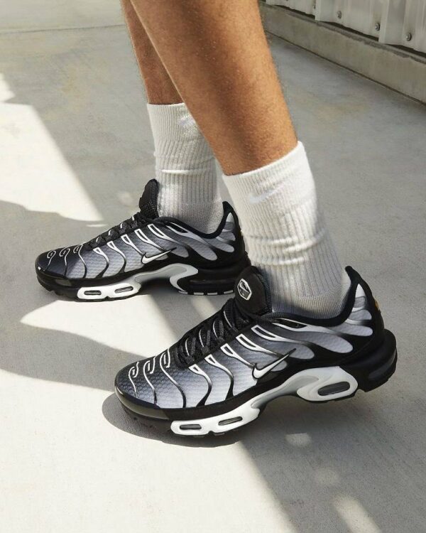 NIKE AIR MAX PLUS PREMIUM WHITE Metallic Silver Sneakers