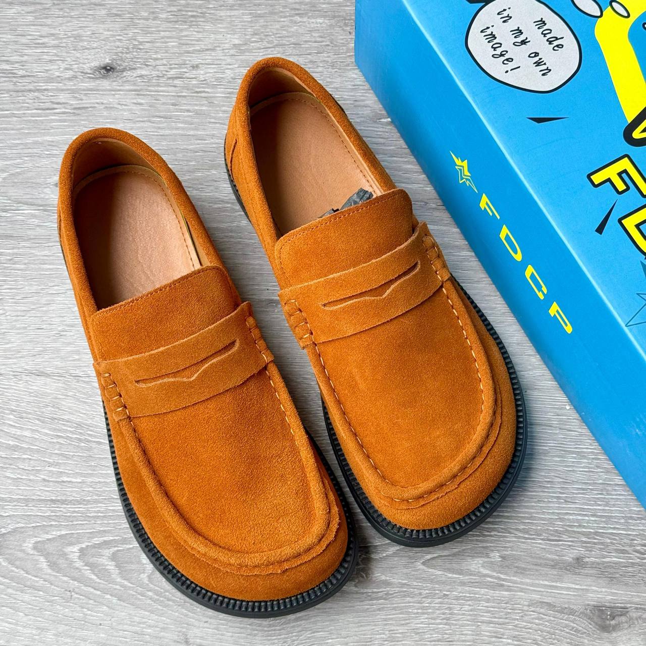 SPLIT CURVED TOE SUEDE LOAFER