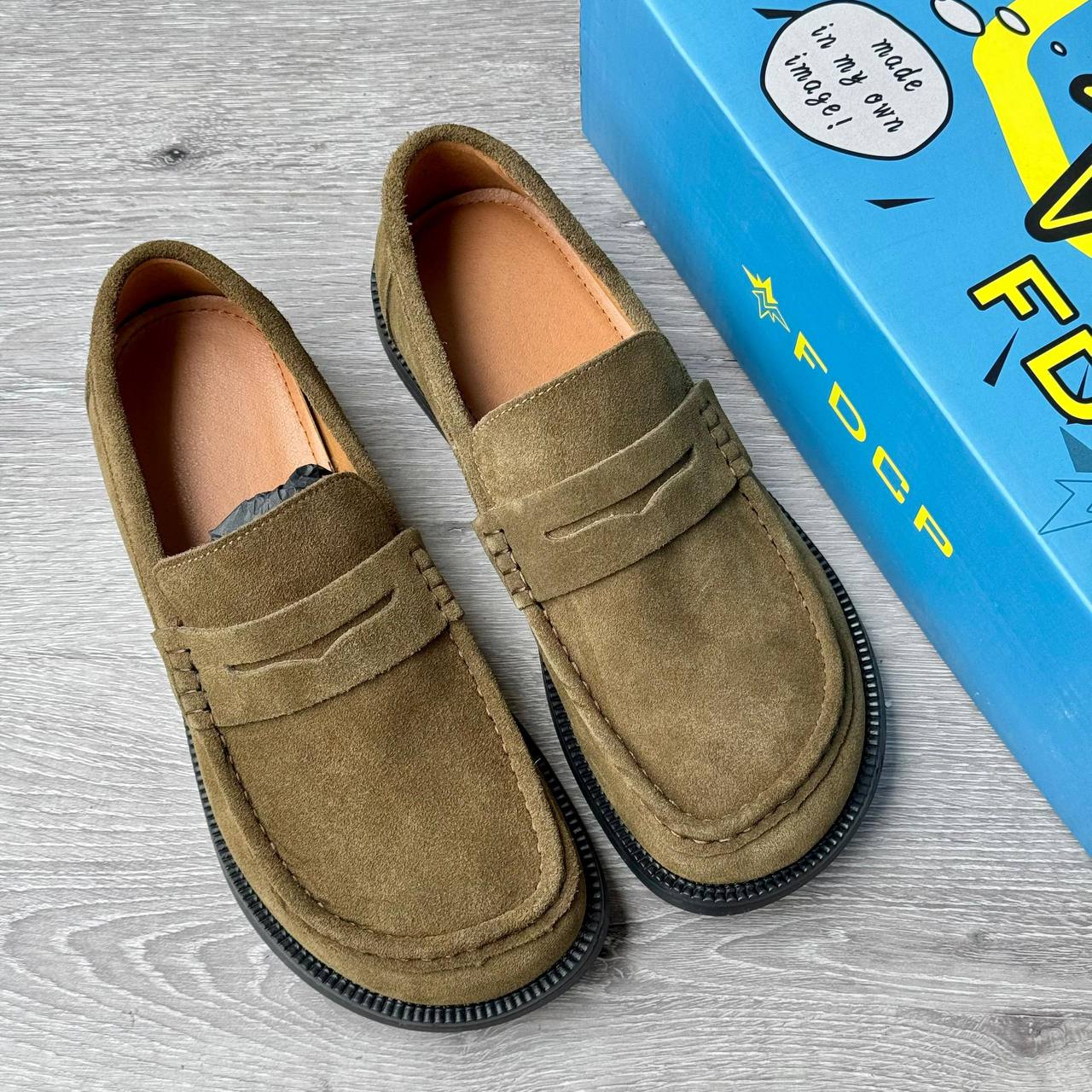 SPLIT CURVED TOE SUEDE LOAFER