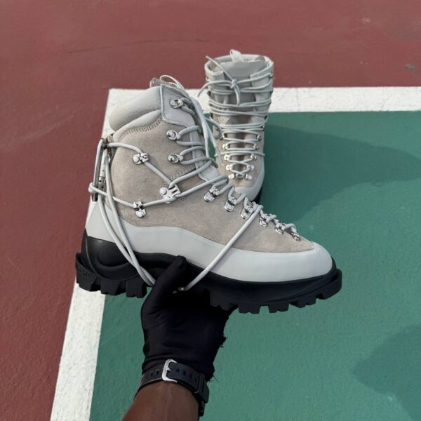 HIKING BOOTS 